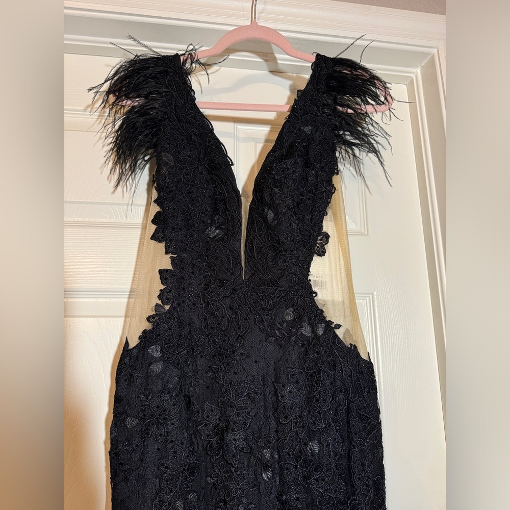 Mac Duggal FEATHER CAP SLEEVE LACE GOWN size 6 style 67782. Black - Picture 11 of 14